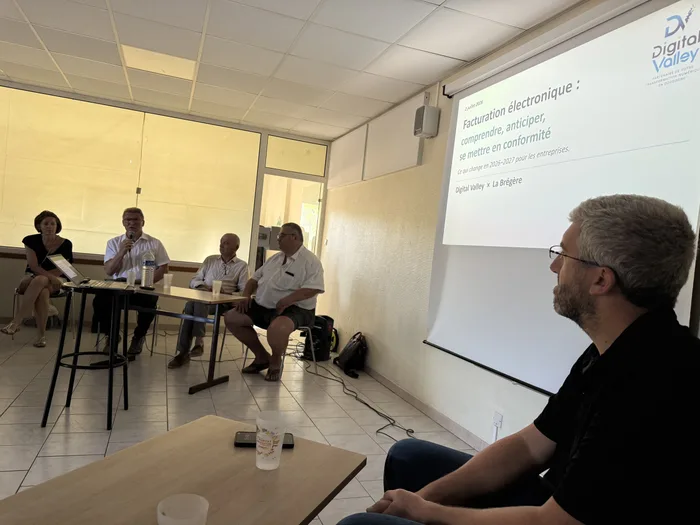 Intervention Digital Valley lors d'une rencontre professionnelle sur la facturation électronique, avec des chefs d'entreprise du territoire.