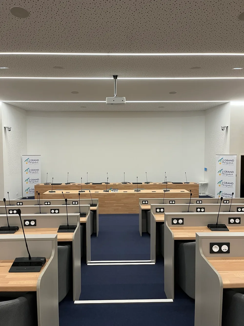 Espace conférence de l'espace Aliénor, avec pupitre et sièges en gradins.