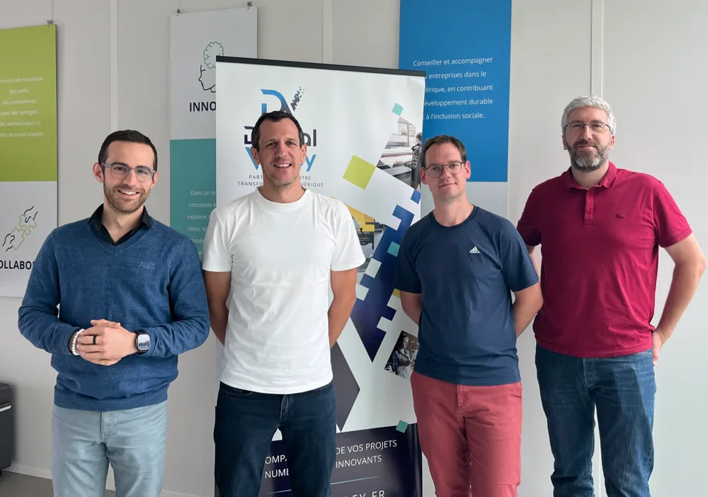 Les deux directeurs de Digital Valley et les deux porteurs de projet accompagnés par l'incubateur, réunis dans les locaux de Digital Valley.