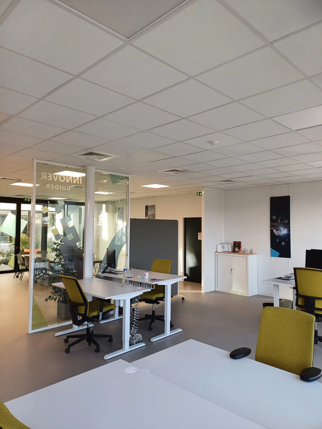 Espace de travail ouvert de Digital Valley, bureaux ajustables et chaises ergonomiques.