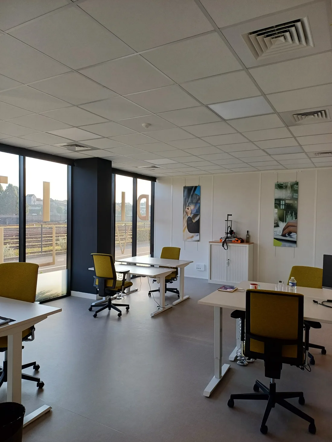 Espace de travail de Digital Valley avec rangements et affiches sur l'intelligence artificielle.