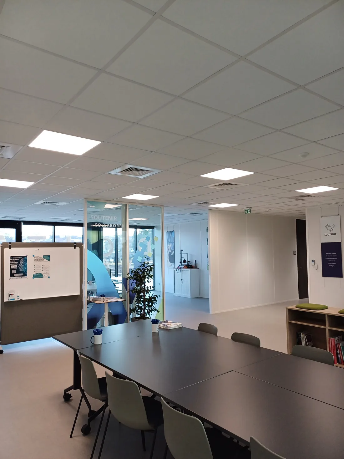 Espace collaboratif de Digital Valley avec tableau blanc et table de réunion.