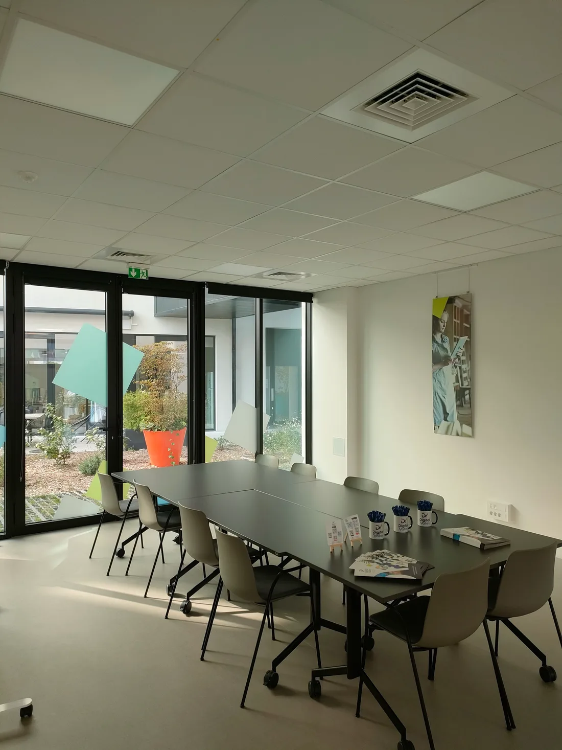 Salle de réunion de Digital Valley, avec les mugs de l'association et une photo encadrée.