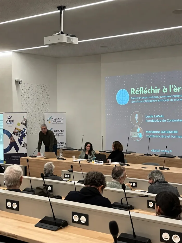 Le titre « Réfléchir à l'ère de l'IA » projeté à l'écran, les intervenantes et le public réunis à l'Espace Aliénor.
